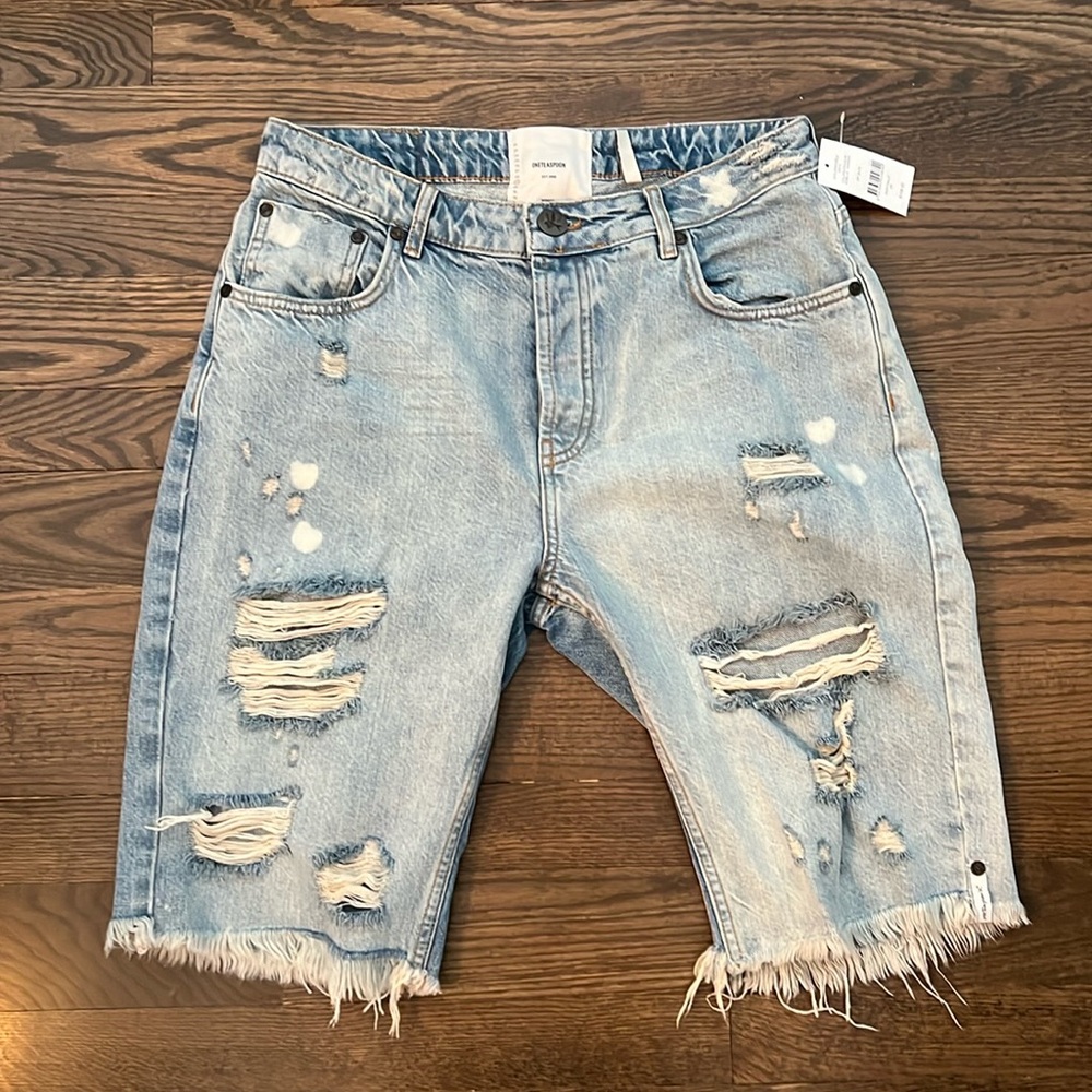 Oneteaspoon Jean short Bermudas. Light wash, raw hem, ripped on the thigh.